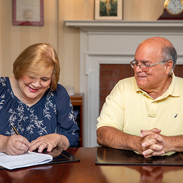 John Piccione ’76 and Dr. Noreen Ferrante. Link to their story John Piccione ’76 and Dr. Noreen Ferrante. Link to their story